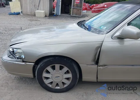 2005 Lincoln Town Car Signature Limited z USA, uszkodzony, nr VIN 1LNHM82W55Y600234